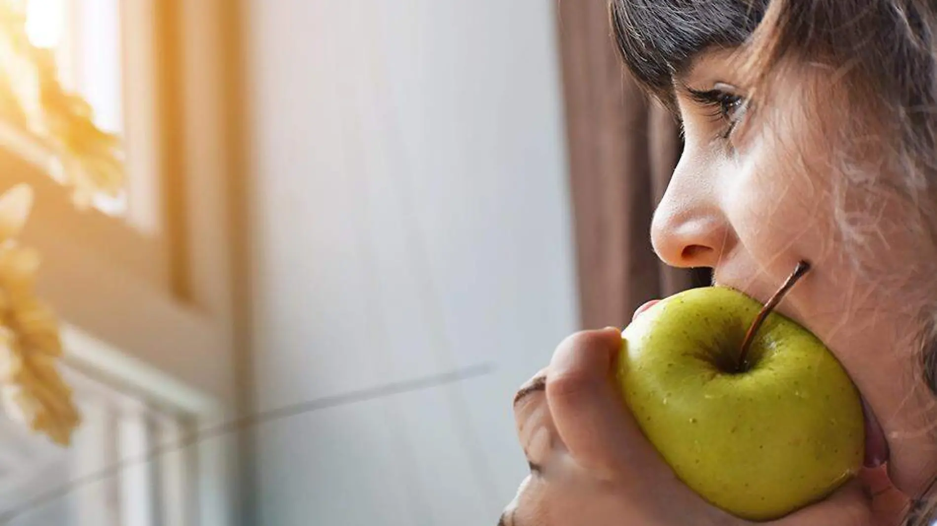 niña comiendo manzana